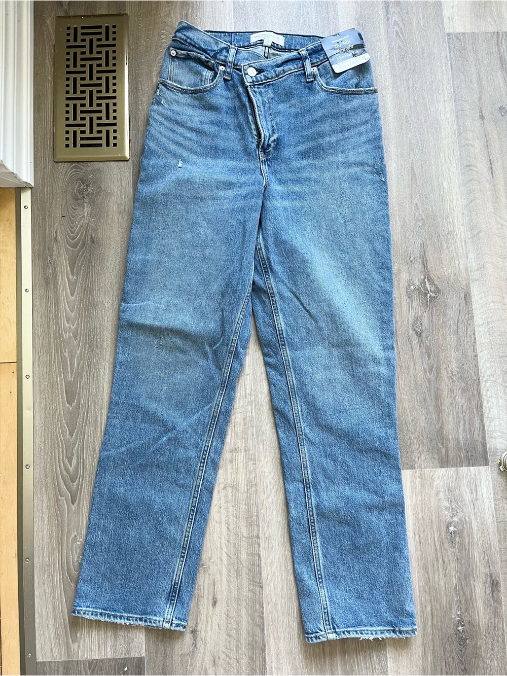 NWT A&F 90’s Curve Love Asymmetrical Straight leg super high rise jeans